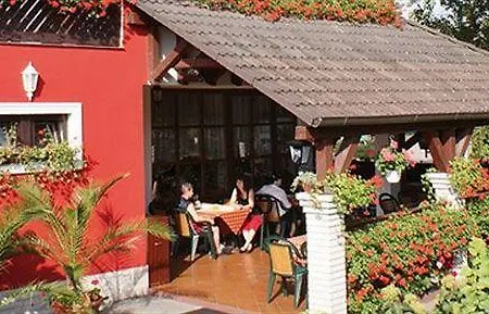 Korona And Restaurant Guest house