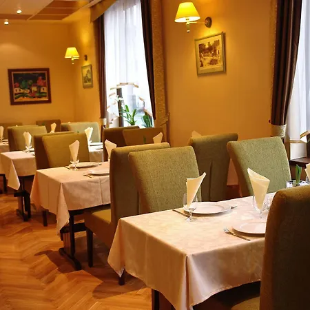 Korona And Restaurant Guest house