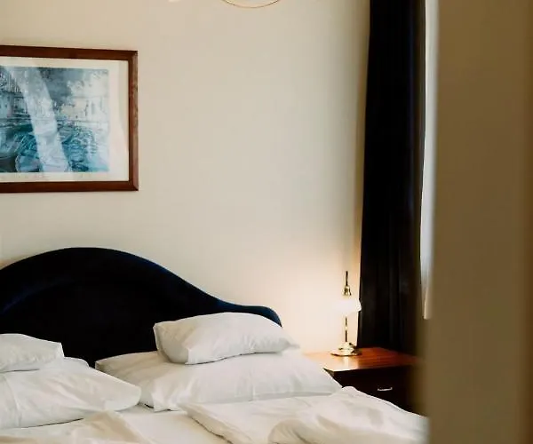 Korona And Restaurant ヘーヴィーズ