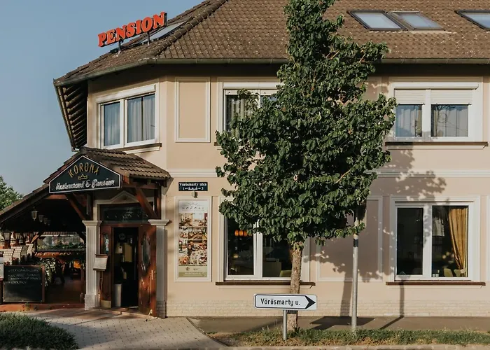 Korona And Restaurant ゲストハウス ヘーヴィーズ